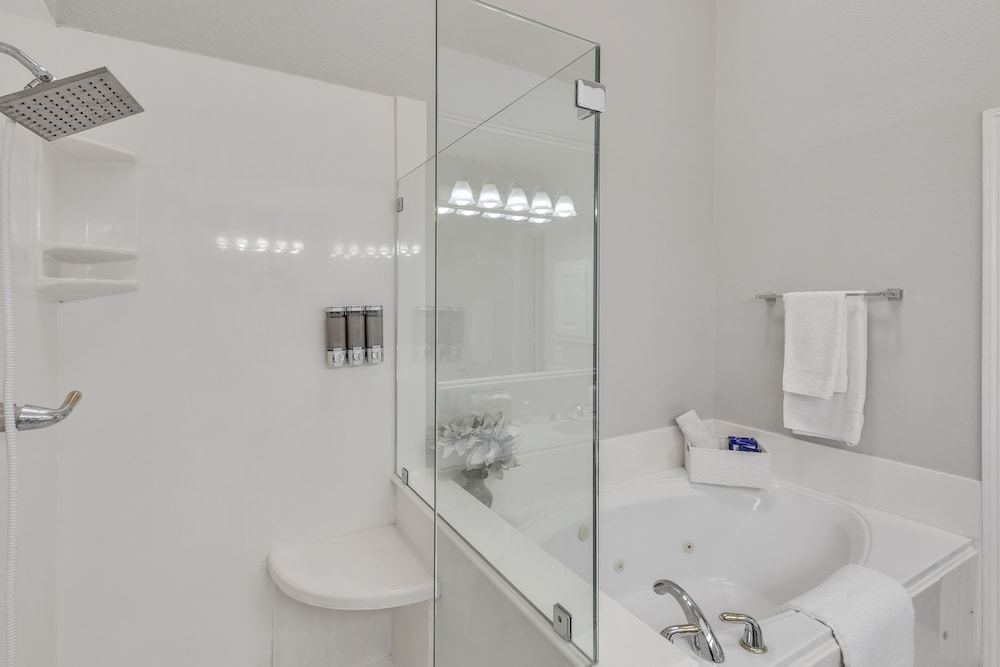 Spacious Urban Uptown Retreat 3 Bedroom Townhouse