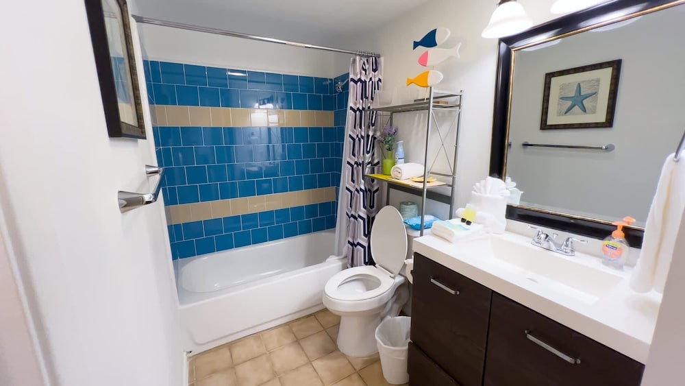 Cozy Family Retreat Steps To Beach Pool / Hot 2 Bedroom Apts