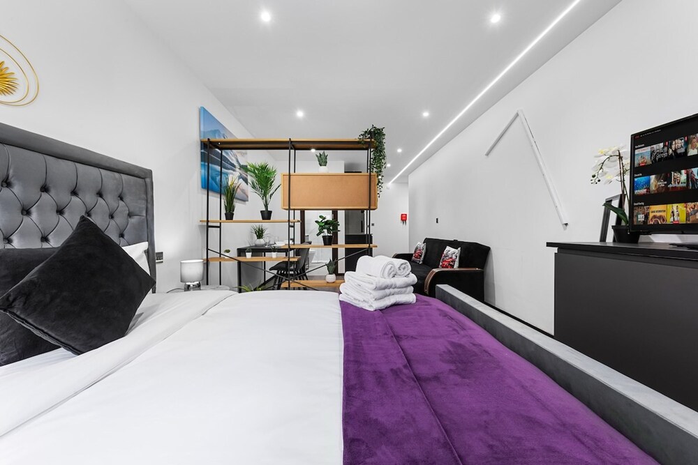 Bright Studio Retreat in Golders Green