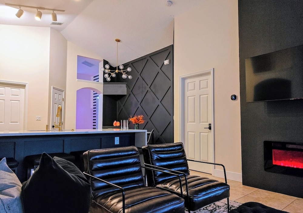 Chic 3 BR w/ Pool Near Disney Magic