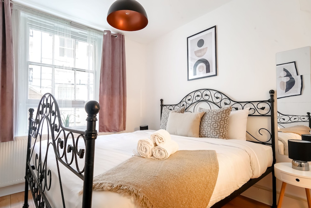 Liverpool Street 2BR City Apartment