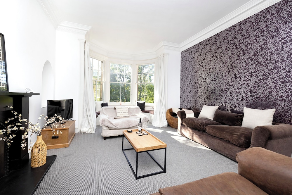 Delightful 3-bed Flat with Parking
