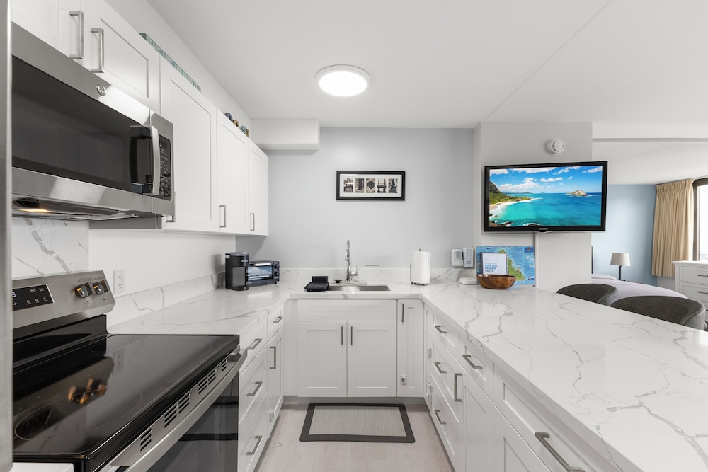 Waikiki Banyan 1BR