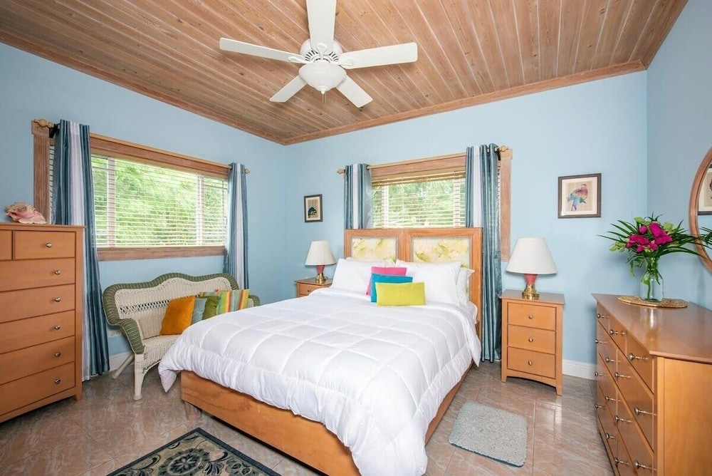 Chat N Chill - Top Floor Condo, Walk To Pink Sands Beach 2 Bedroom Townhouse