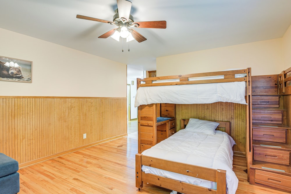 5 Mi to Lake Robinson: Bbq-ready Home w/ Pool