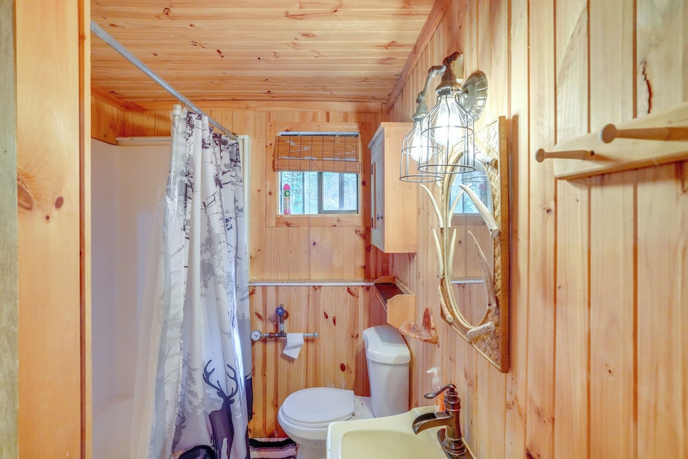 Treehouse Chalet Near Mt. Snow w/ On-site Trails!