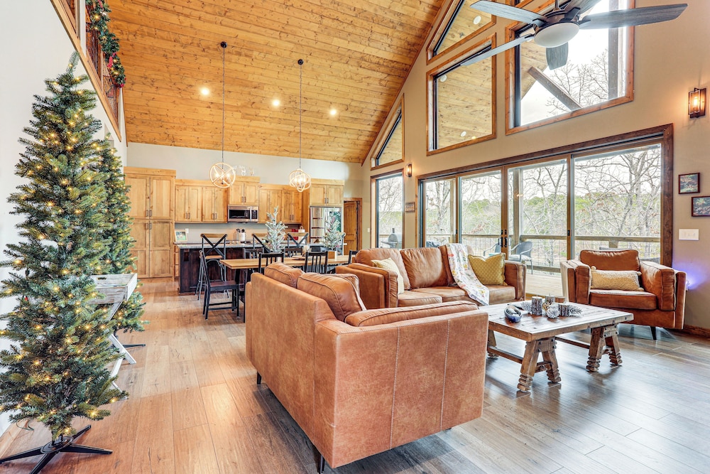Lake Views & Golf Access at Secluded Drasco Lodge