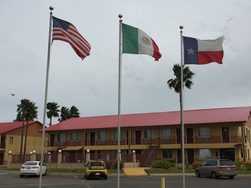 Deluxe Inn Airport