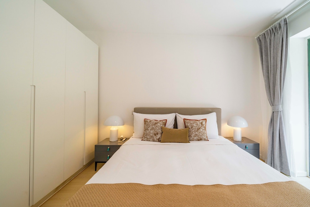 Tyms Stylish 3BR 2BA Apt Xujiahui Shops