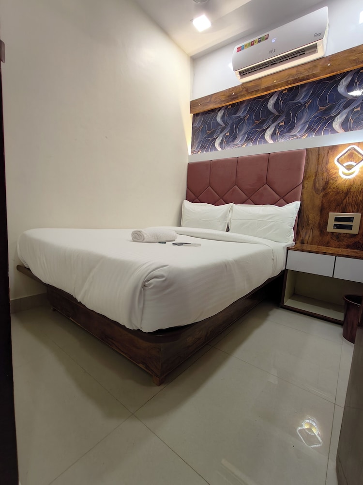 HOTEL M R STAY