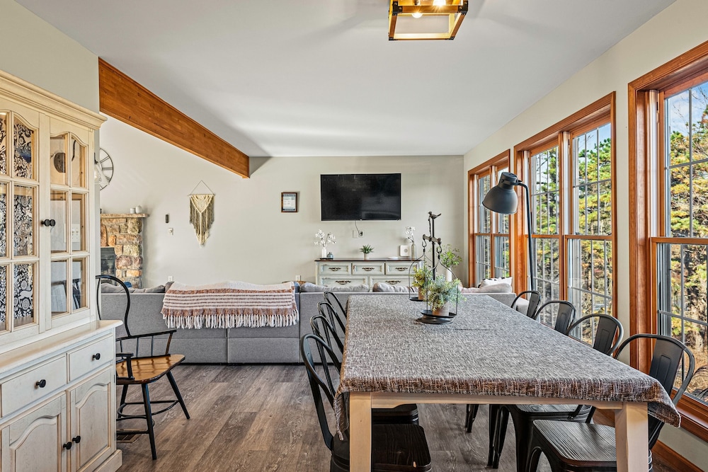Laker s Pointe by Avantstay Lakefront Private Peninsula Hot Tub Game Room