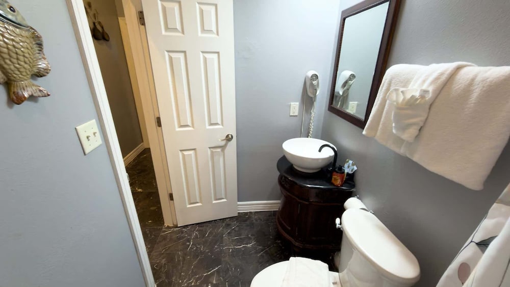 1st Floor Pool Affordable Near Beach 2 Bedroom Apts