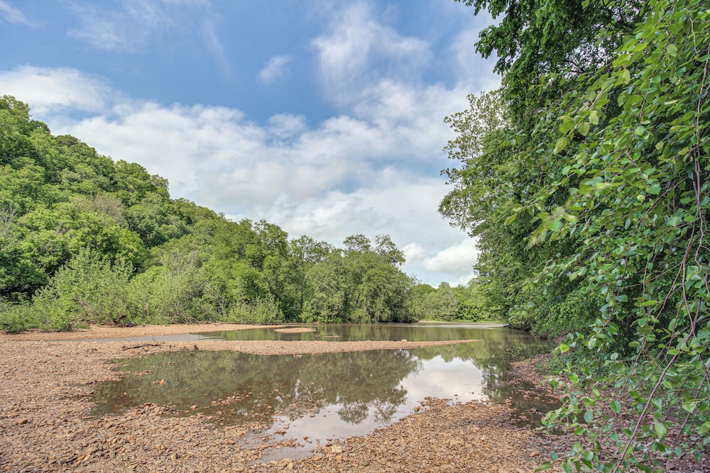 Great for Groups: Family Creekside Home in Loretto