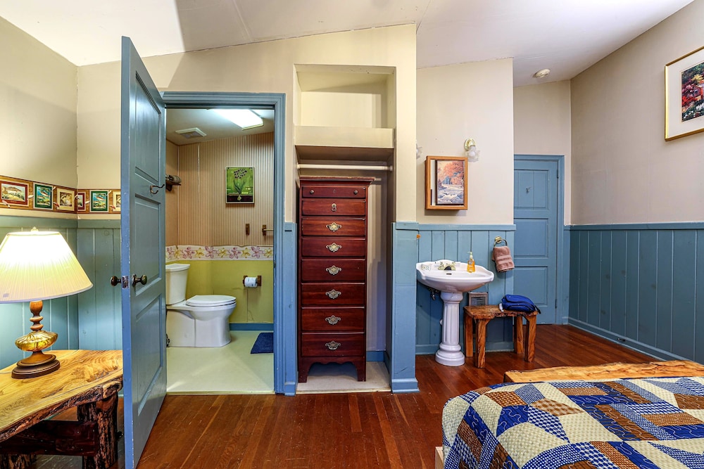 Bear Creek Lodge and Cabins in Helen Ga - Pet Friendly, River on Property, Walking Distance to downtown Helen