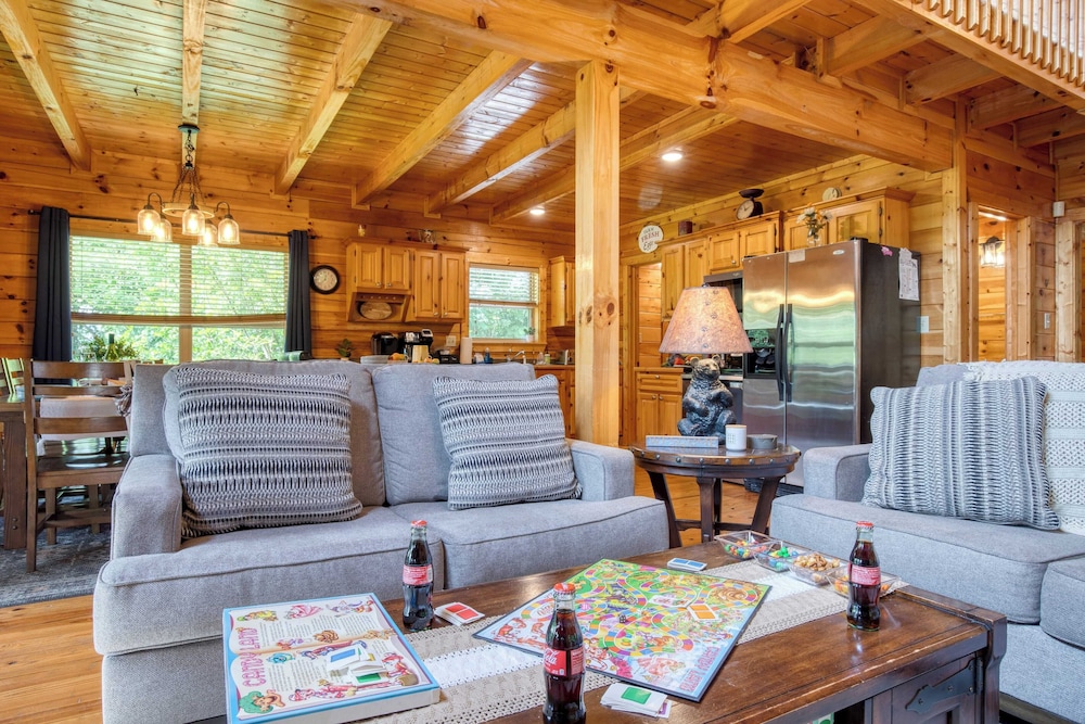 Triple Mountain View by Avantstay: Hot Tub, Game Room & Stunning Smoky Mountain Views