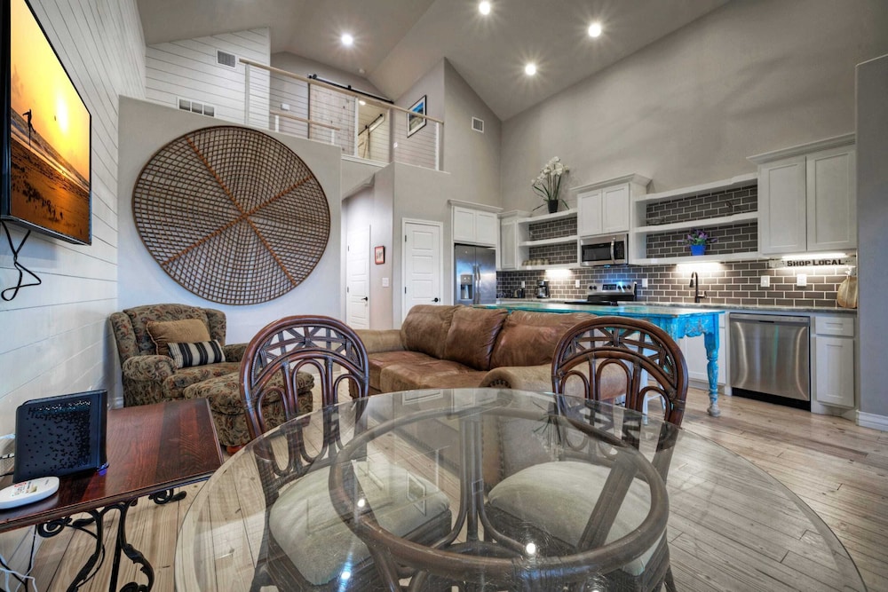 Sleeps 28 2 Homes w/ Boat Dock & Waterfront Pool Laguna Village Haven