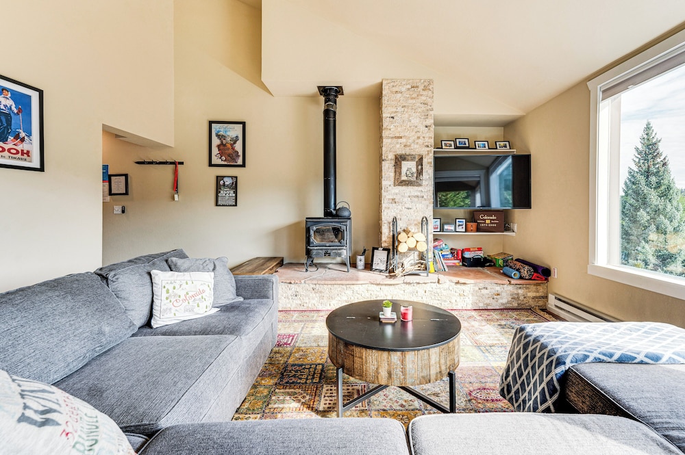 2 Mi to Winter Park Slopes: Mtn-view Condo!