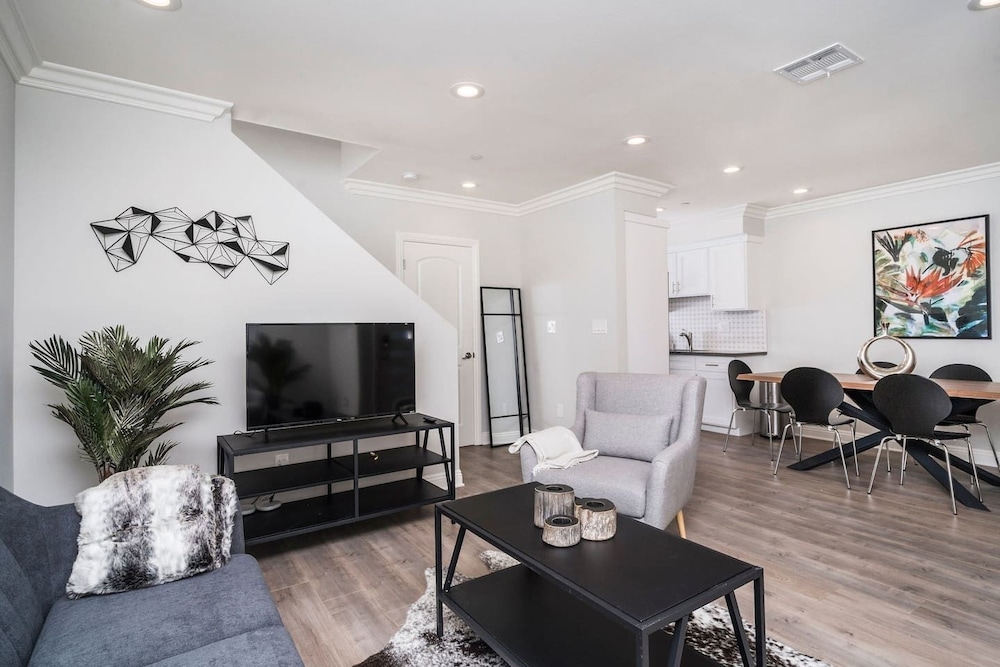 Brand NEW Luxury 3bdr Townhome In Silver Lake