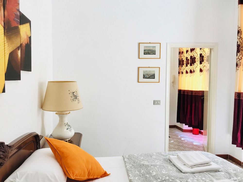 4 Bed-sleeps 8-central Rome-5 Min to Colosseum