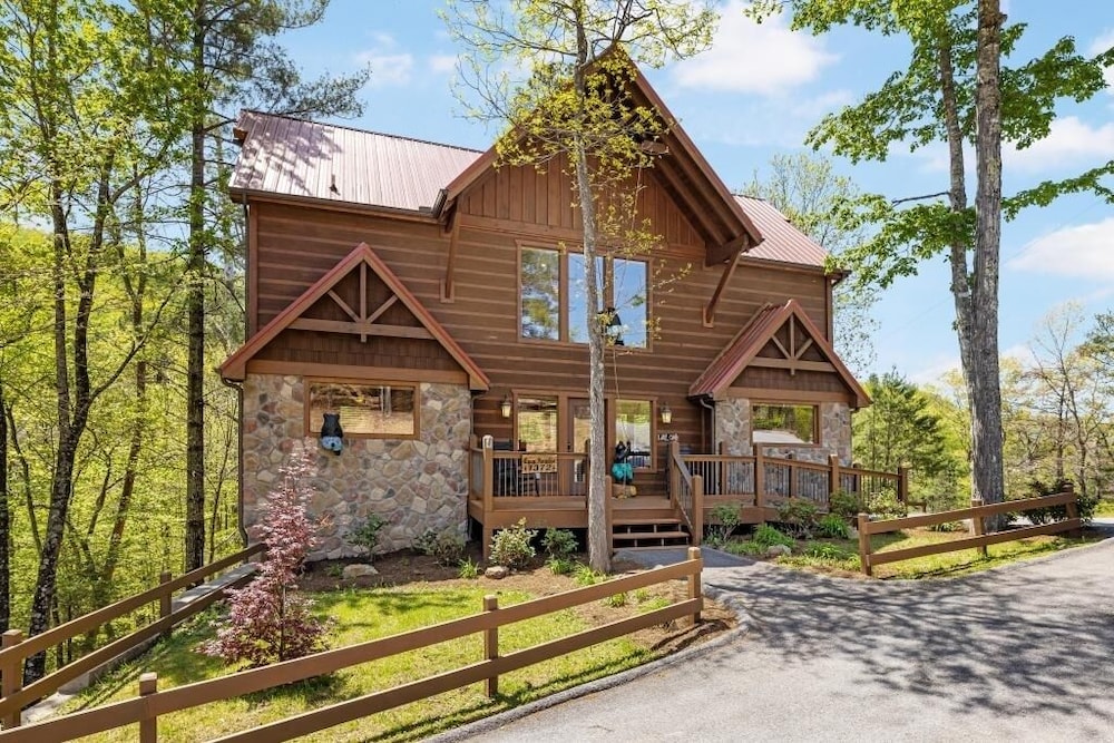Aqua Paradise - 4 Bedrooms, 4 Baths, Sleeps 12 Home by RedAwning