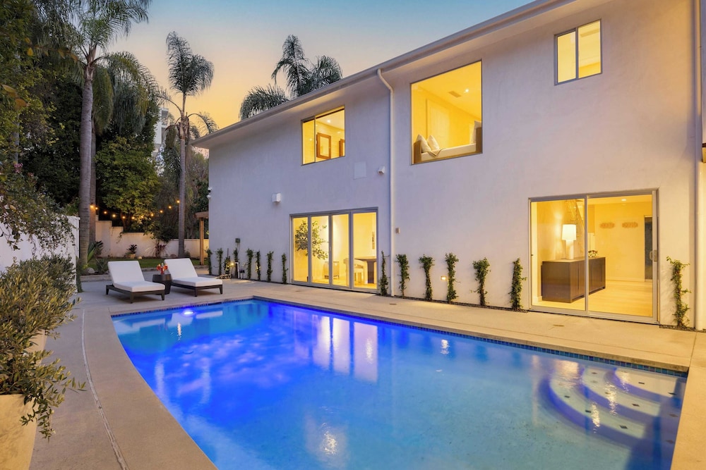 Luxury Hollywood Hills Home With Pool, Outdoor Dining & Iconic Views Skyline Chalet