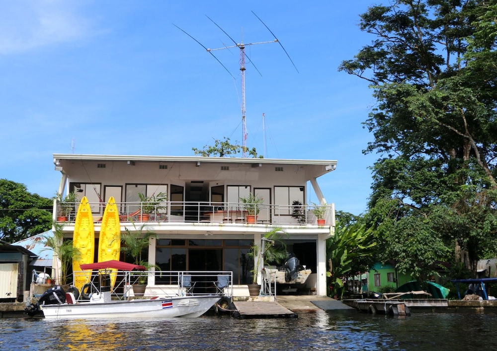 Tortuguero Adventures Guesthouse view 2