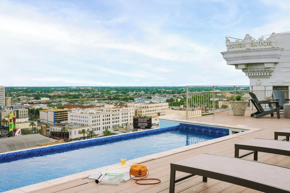 Stylish NOLA condos at 925 Common St - Image 5