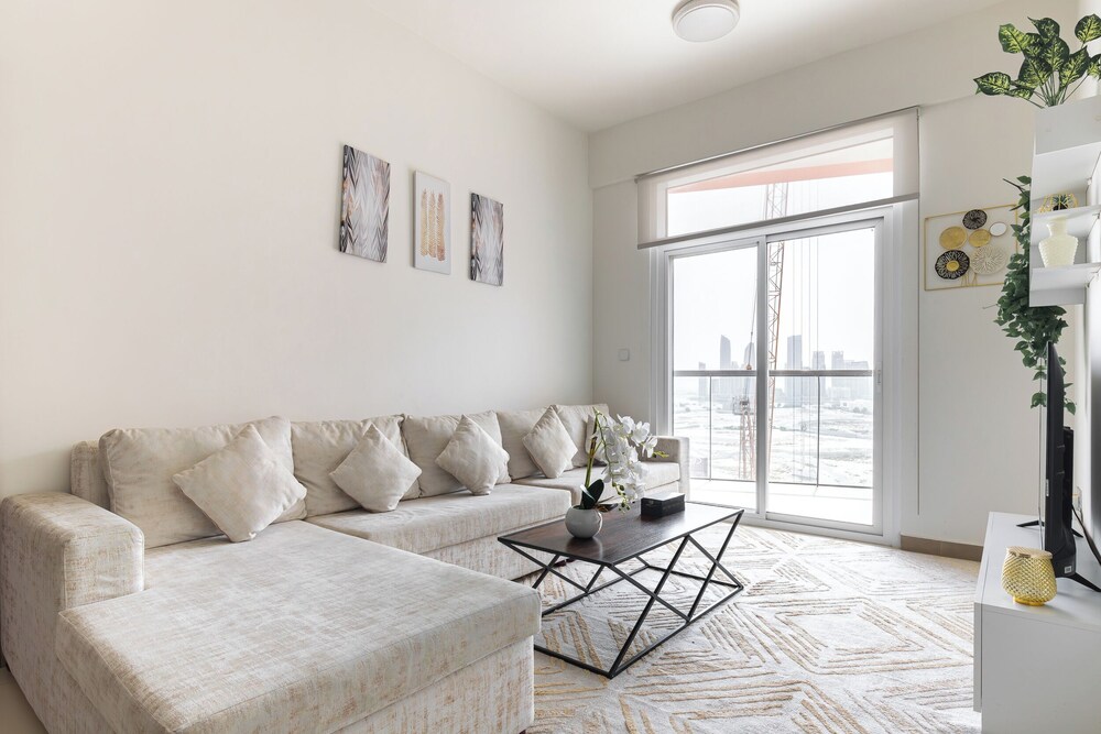 SIMPLY COMFORT Binghatti Gateway Family 2BR with Balcony, Close to Dubai Mall & Burj Khalifa