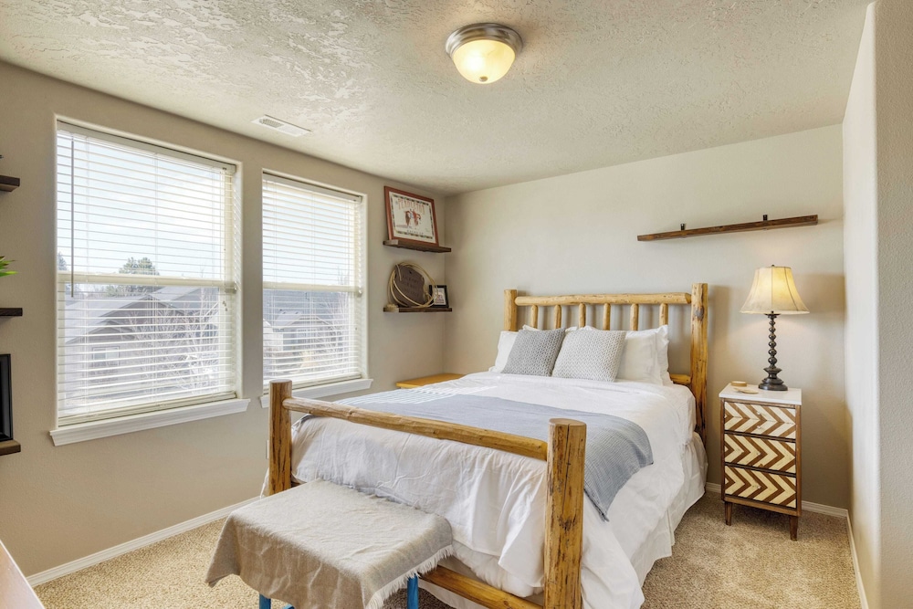 Old Mill Getaway by Avantstay Private Backyard w/ Hot Tub
