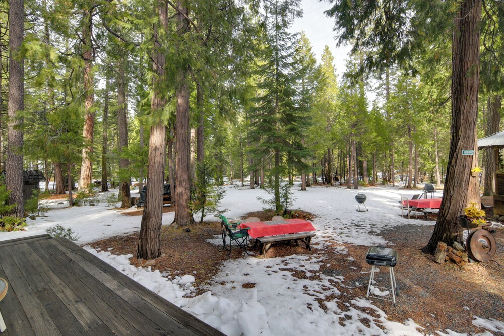 Walk to Trails & Butte Creek: Cozy Retreat w/ Deck