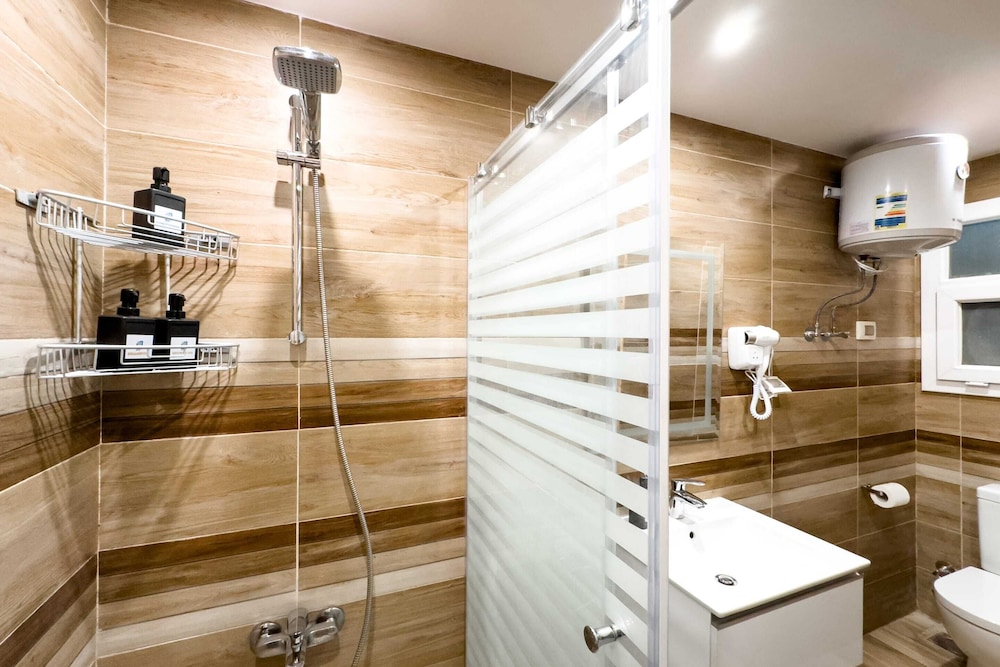 Flattering 2bdr - 5 min to Airport