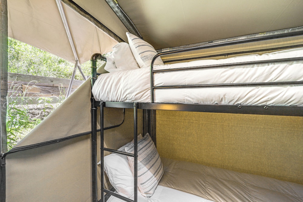 Mtn-view Deck: Scenic Glamping Getaway Near Boone!