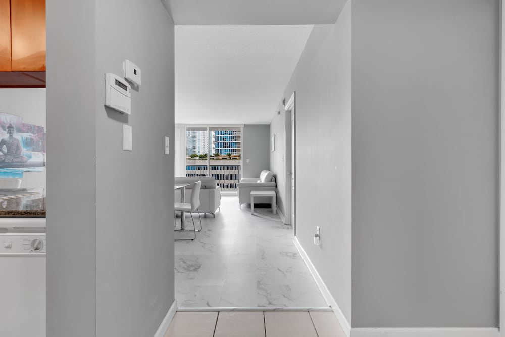 Luxury Apartments W Pool & Ocean views