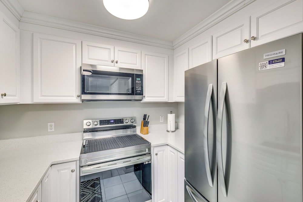 Sleek Naples Condo w/ Balcony: Snowbirds Welcome!