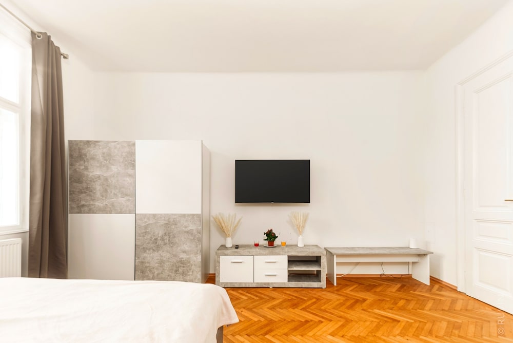 City Apartment - 5 min to Metro