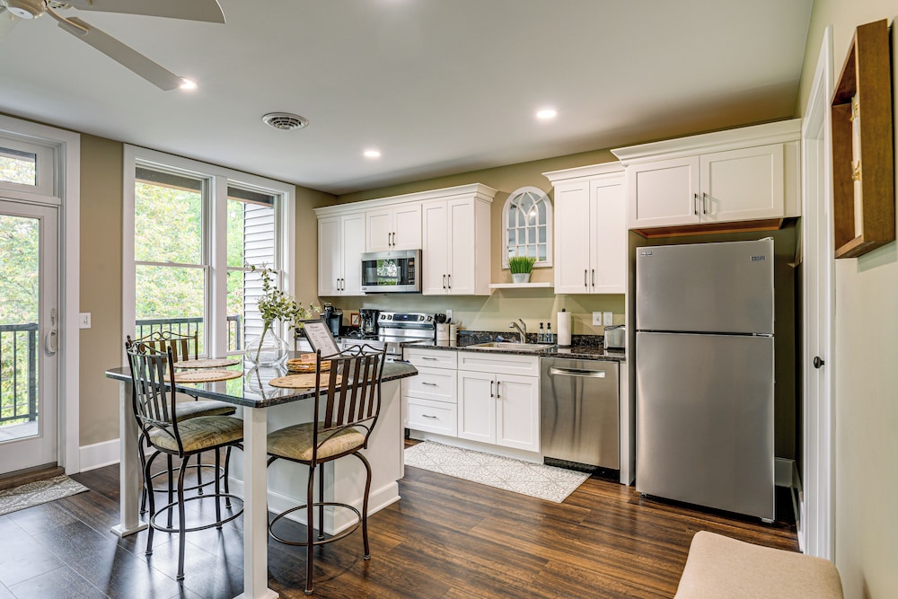 Luxurious 'litfin Loft' - Walk to Main St Akron