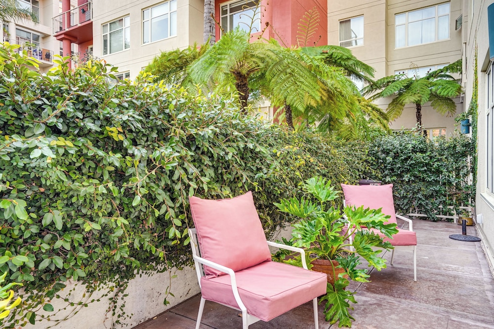 Luxe Condo w/ Private Patio & Perks in Emeryville! view 3