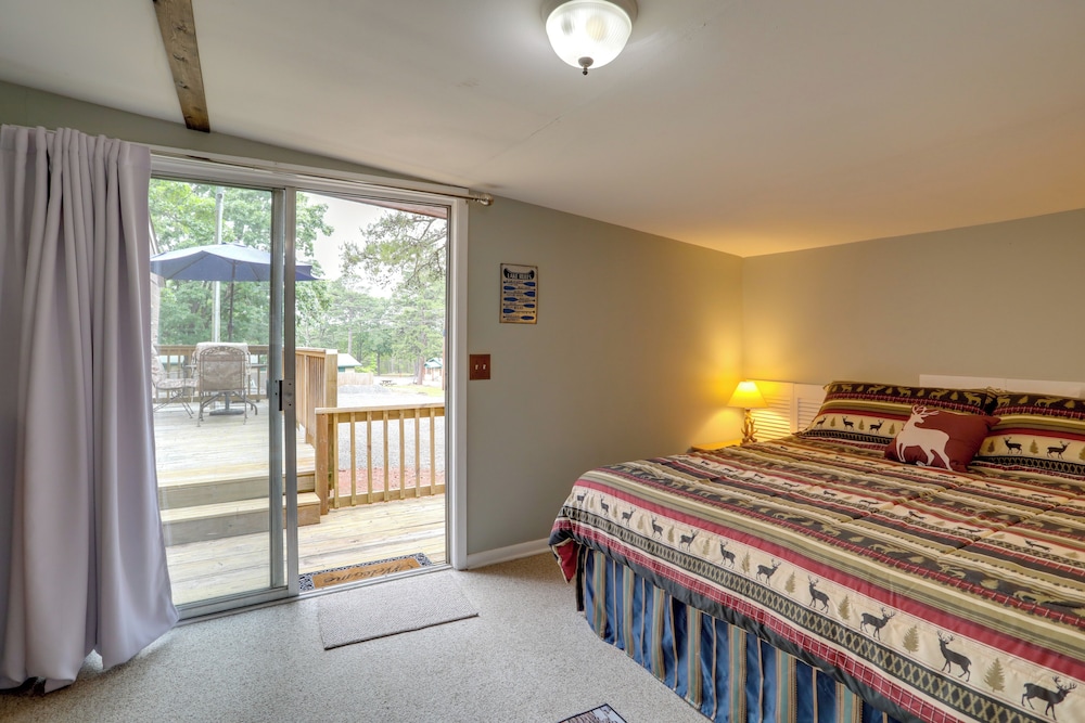 Greers Ferry Lake Escape: Cabin w/ Pool Access