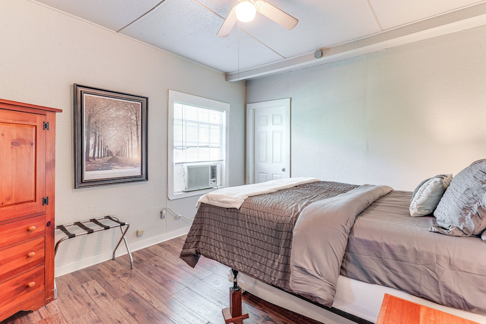 2 Mi to Landa Park: Farmhouse w/ Fire Pit!