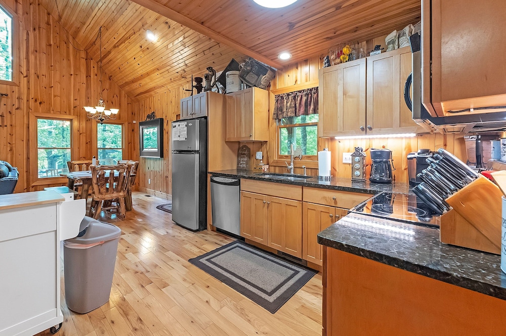 Mountain Getaway With Hot Tub & Game Room 4 Bedroom Cabin