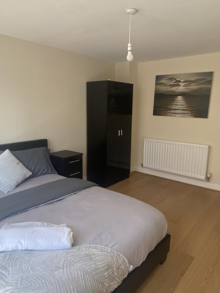 Beautiful 4 Bedroom Home With Parking by Lakeside