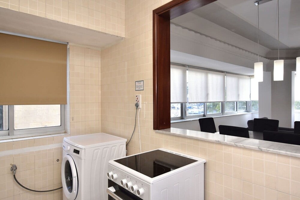 Sea View Spacious 2 Bedroom Central Apartment