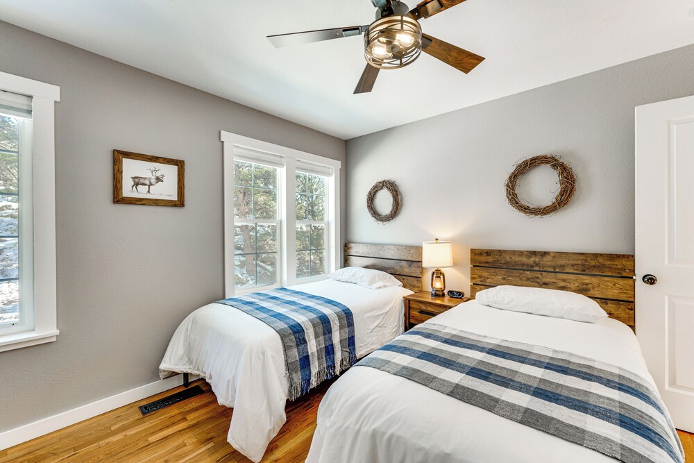 Steps to Estes Lake: Mtn-view Hideaway w/ Hot Tub!