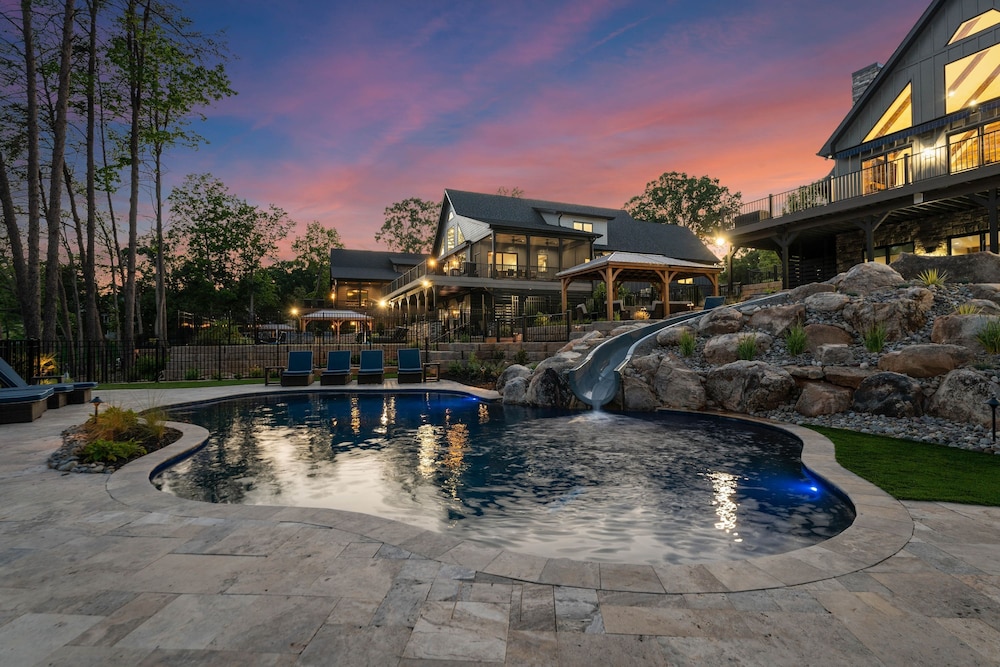 Gray Fox Lodge by Avantstay Waterslide Pool Theater Sleeps 23