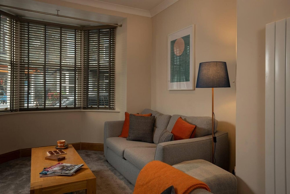 2BR - 1 5BA - Town Centre - Parking - Ambleside view 2