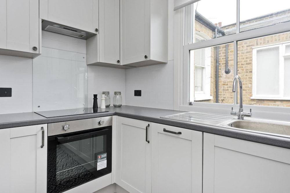 Stylish one Bedroom Flat Near Kew Gardens by Underthedoormat