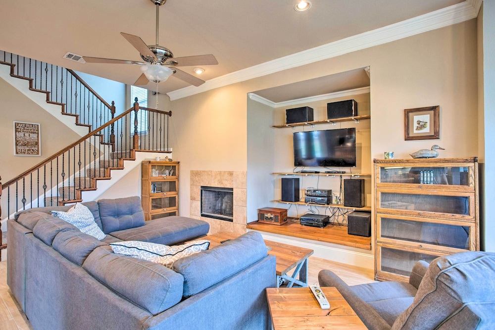 Cedar Creek Reservoir Home w/ Deck & Fire Pit! view 3