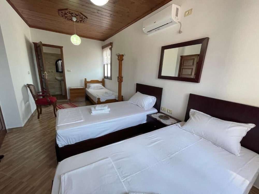 Denis - Private Rooms Guesthouse Gjirokastra