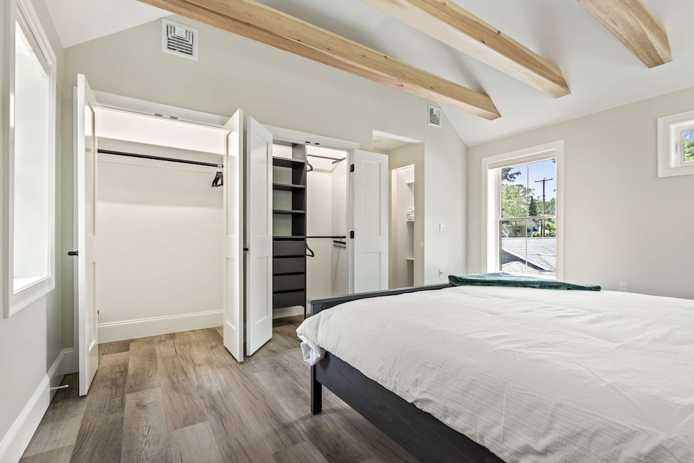 Bourne By The Beach Beautiful Home for 6 Near Shops and the Shore