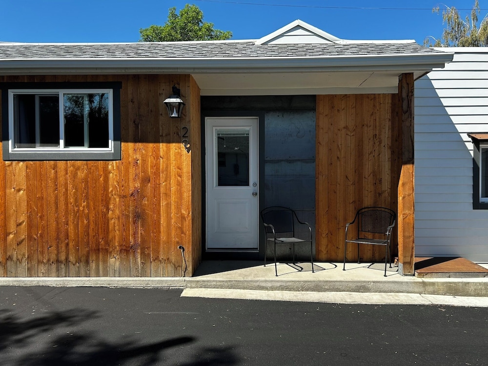 Lamplighter Cabins & Suites
